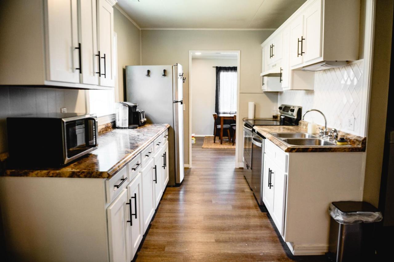 Urban Cottage: Homey & Convenient Huntington Buitenkant foto